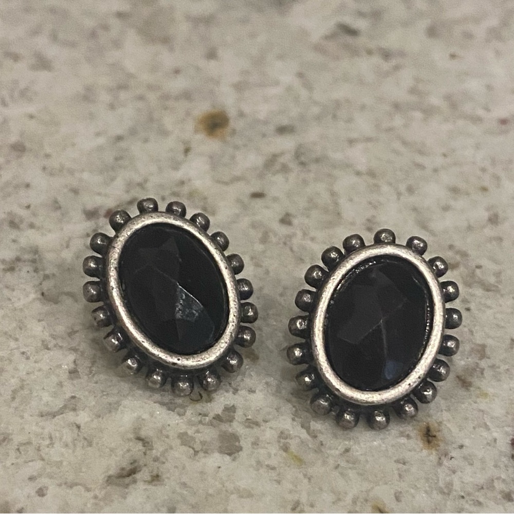 Oval earrings with Black cut crystal gem